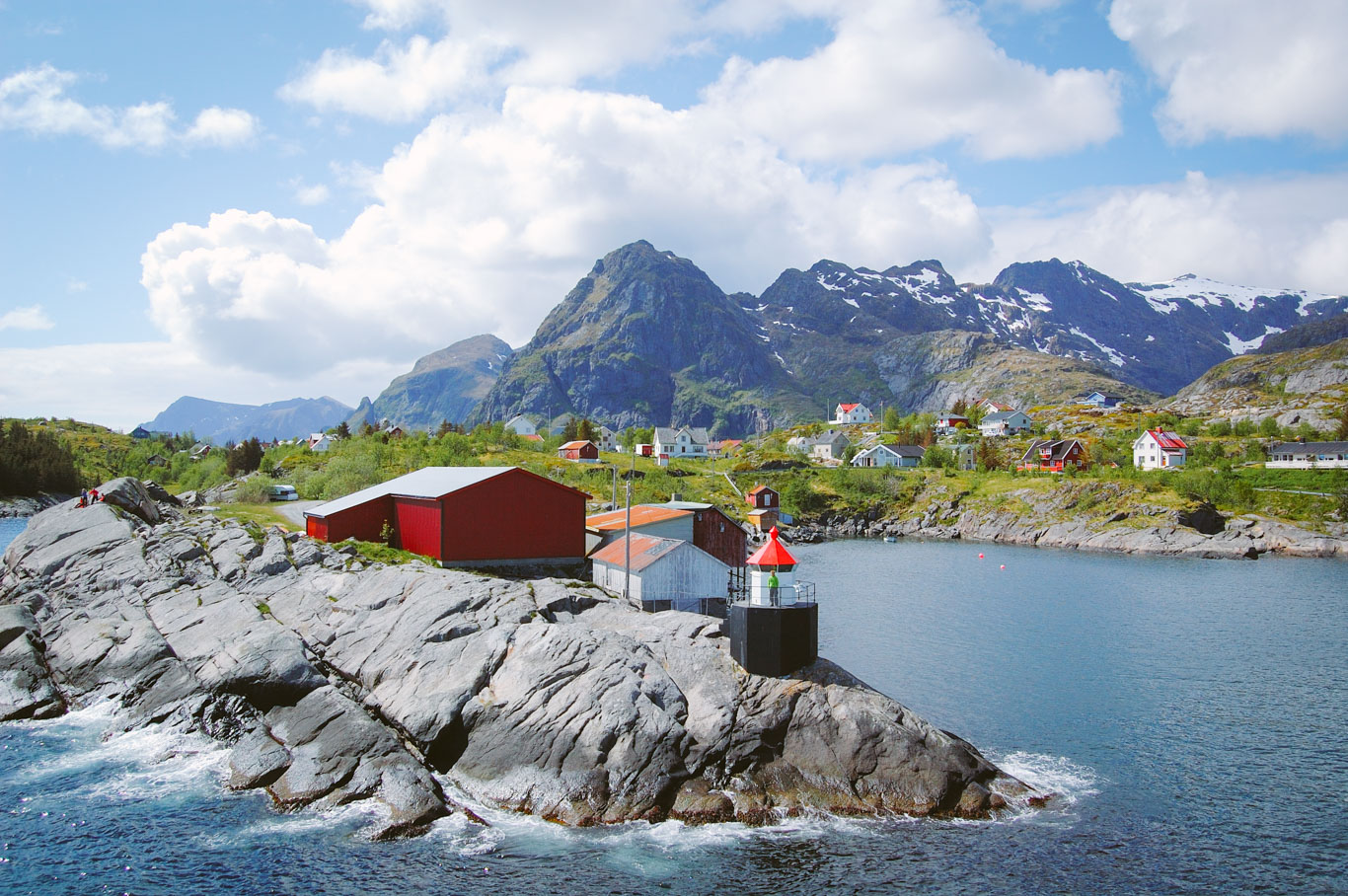 Villaggio di pescatori Reine nelle isole Lofoten con rorbu, casette rosse tradizionali