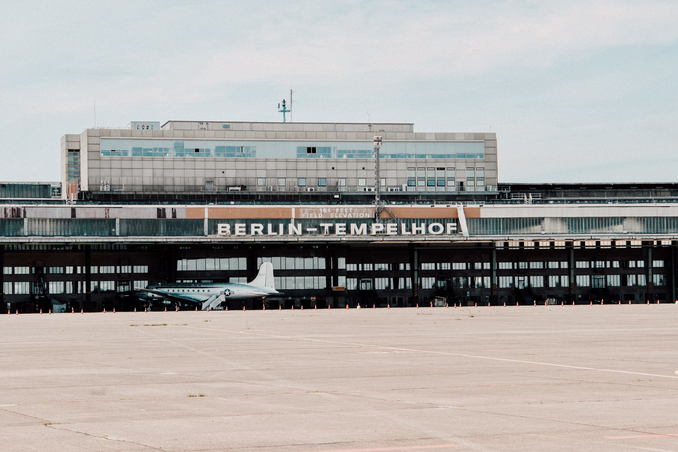 Immagine dell'ingresso dell'ex aeroporto di Berlin-Tempelhof a Neukölln