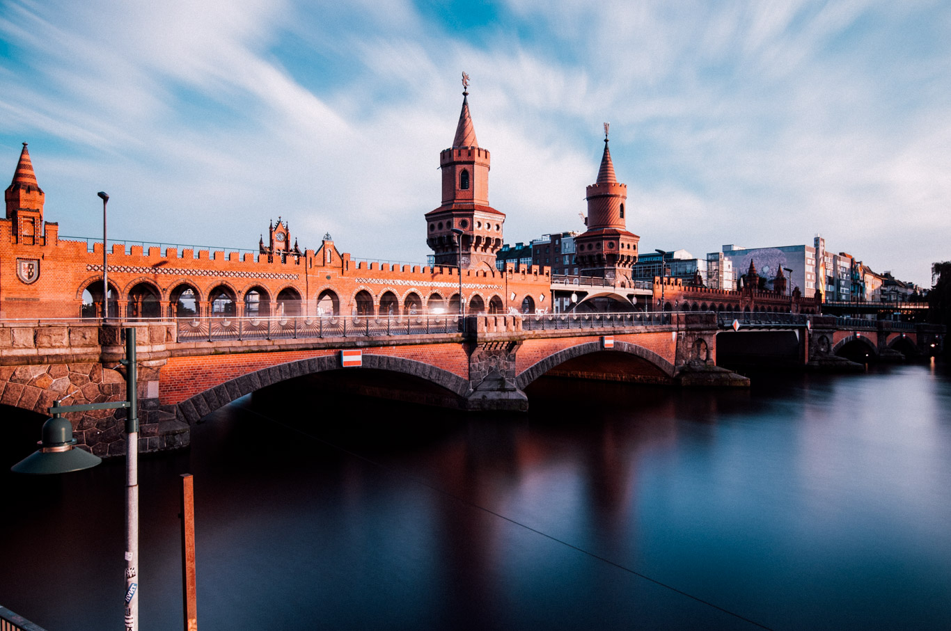 Vista sull'Oberbaumbrücke a Berlino in una giornata di sole