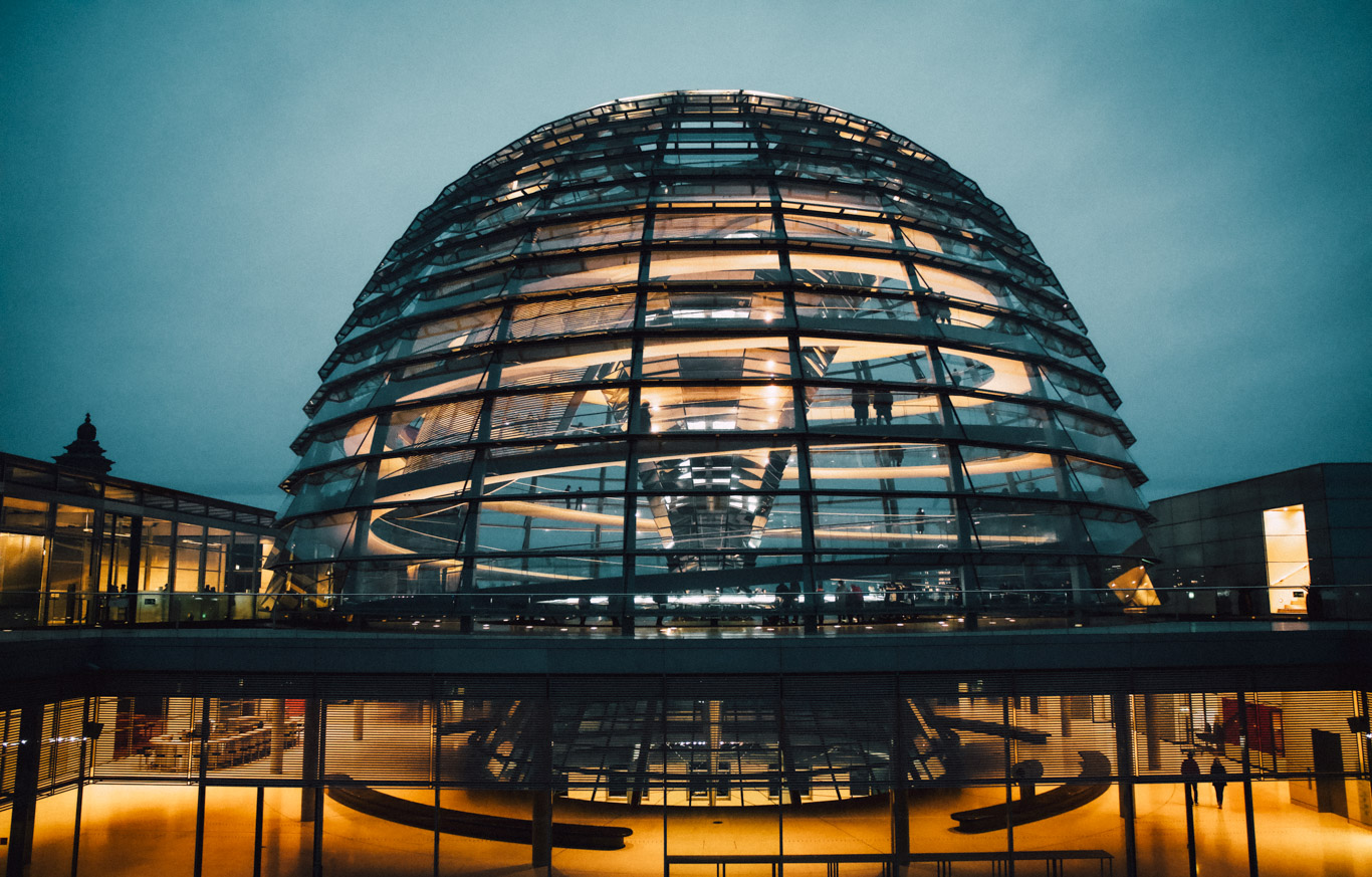 Foto della cupola del Reichstag a Berlino illuminata di notte