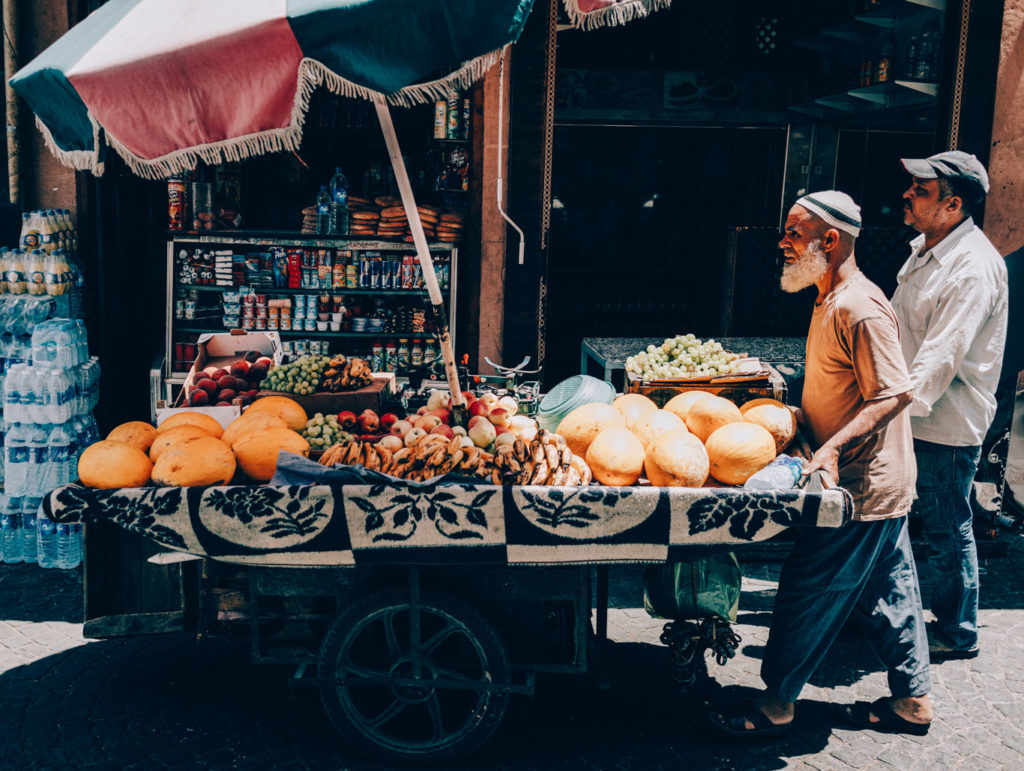 Venditore di meloni con carretto nel suq di Marrakech, frutta fresca e atmosfera autentica della medina marocchina