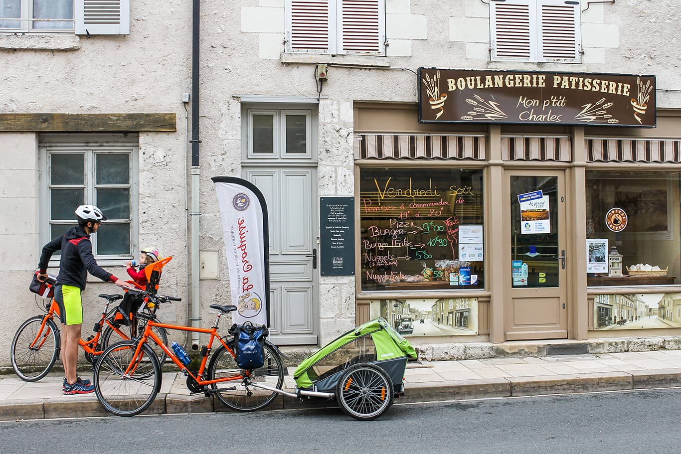 Due bici Girolibero e carrellino parcheggiate davanti ad una boulangerie della Loira