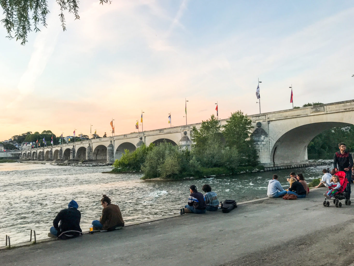 Fiume Loira con tante persone sedute lungo la strada 