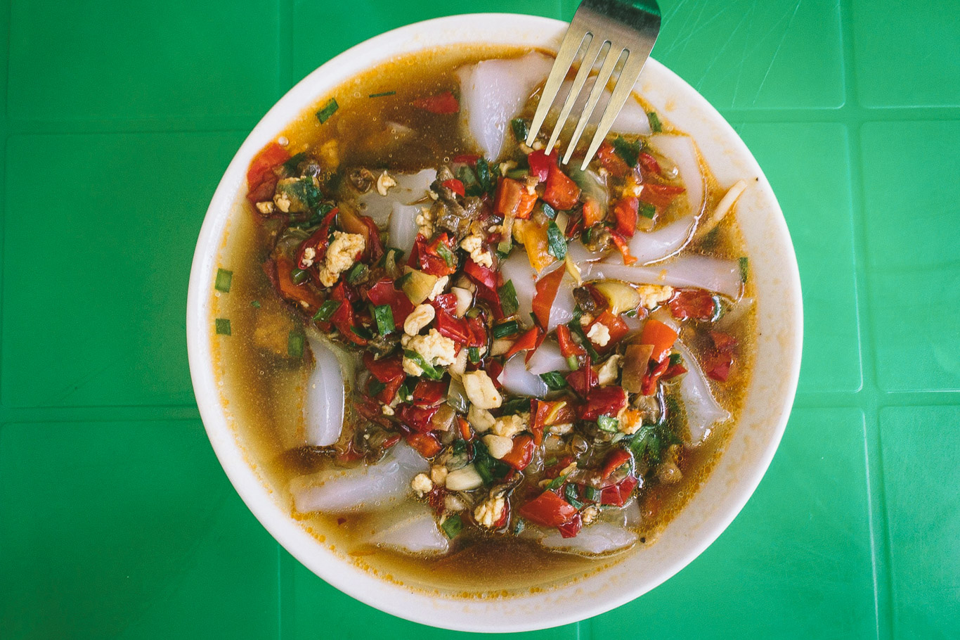Ciotola di ashlyanfu, zuppa fredda di noodles tipica di Karakol, cucina tradizionale del Kirghizistan