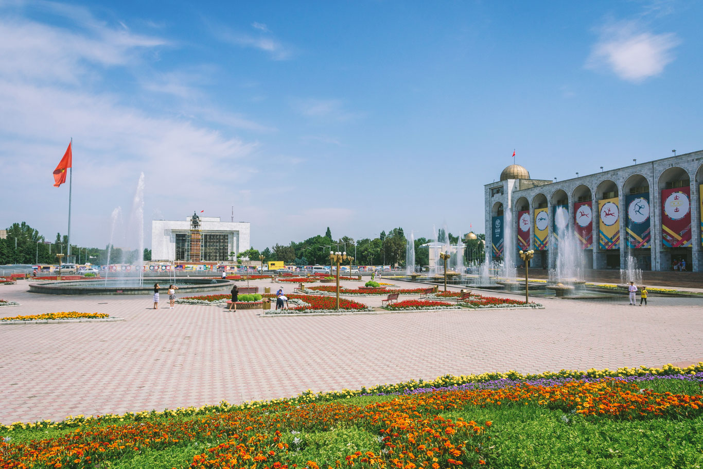 Piazza Ala-Too a Bishkek con bandiera del Kirghizistan e Museo di Storia, centro culturale della capitale