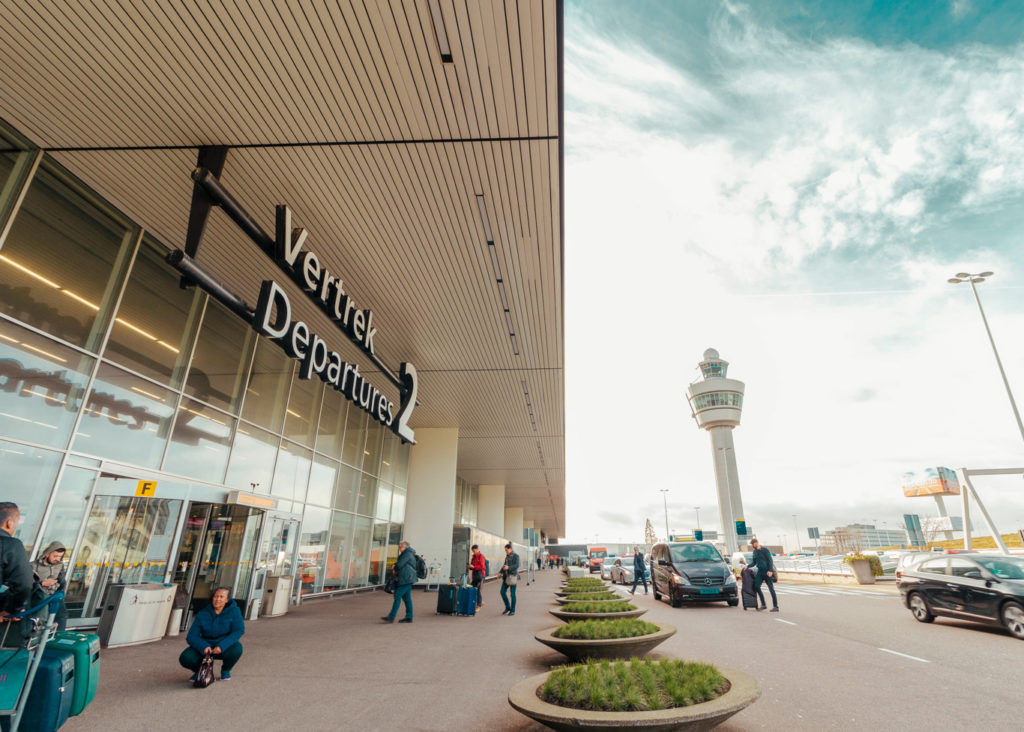 Dettaglio dell'entrata dell'aeroporto di Amsterdam con gente che entra ed esce