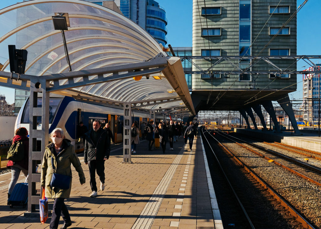 Dettaglio di una stazione ferroviaria con gente sui binari