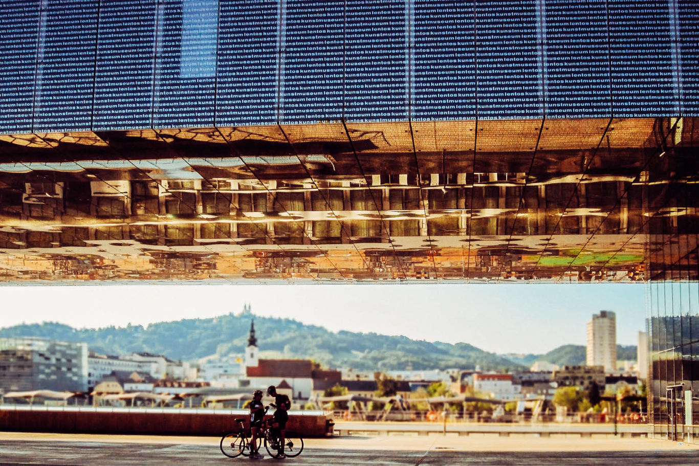 Panorama di Passau fotografato da un sottopassaggio dove ci sono due ciclisti