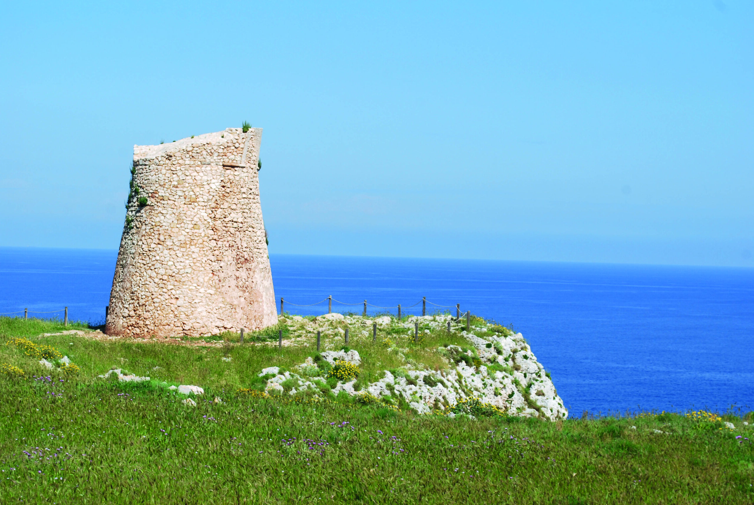 Antica torre costiera con mare sullo sfondo