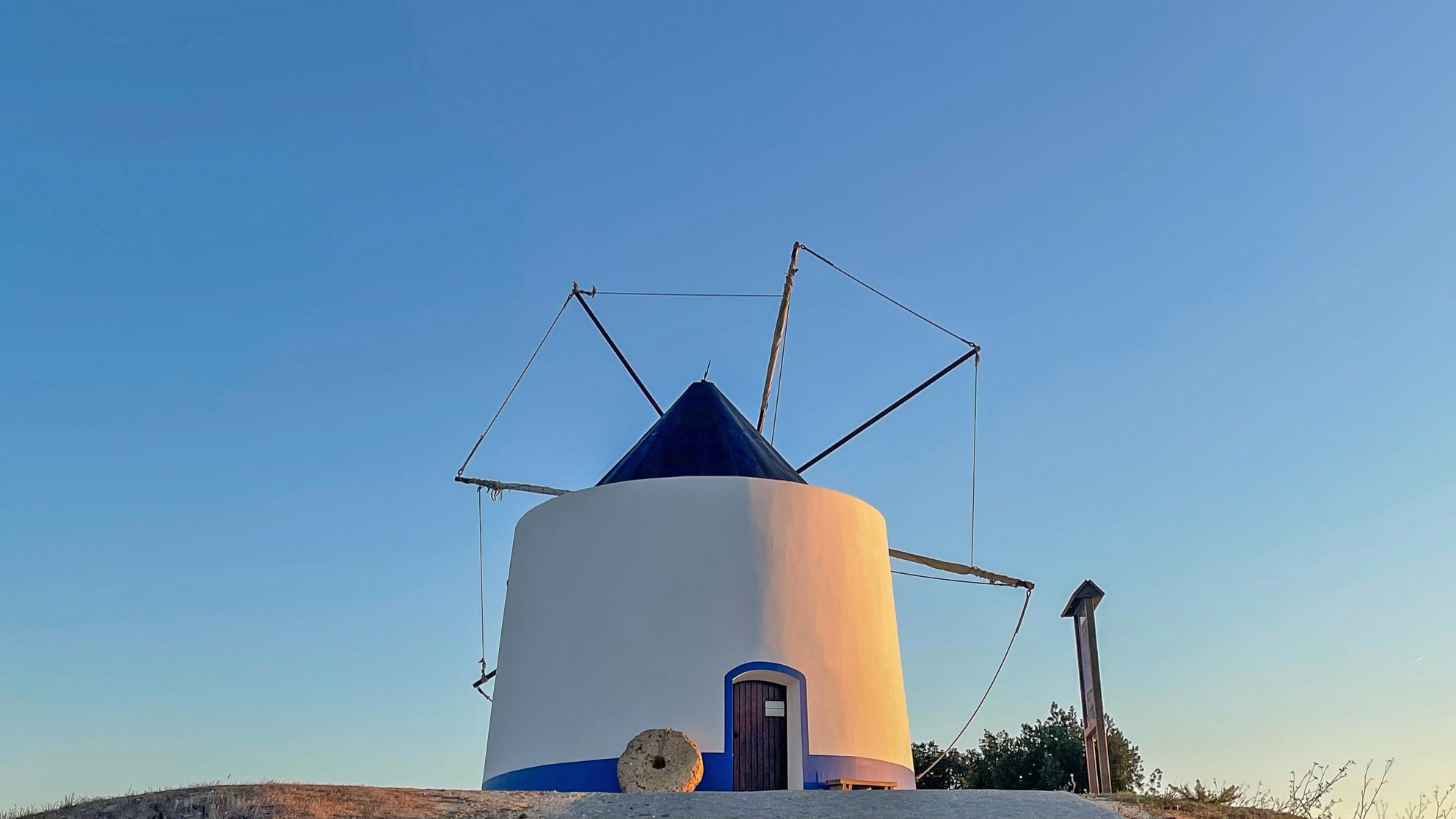 Mulino a vento bianco e blu di Odeceixe, Portogallo