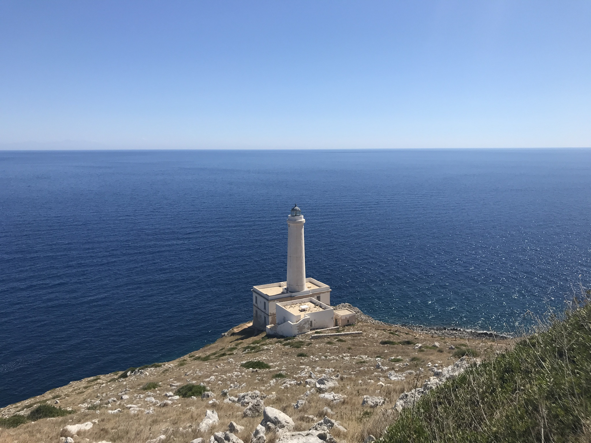 Faro di Punta Palascìa visto dall'alto con mare sullo sfondo