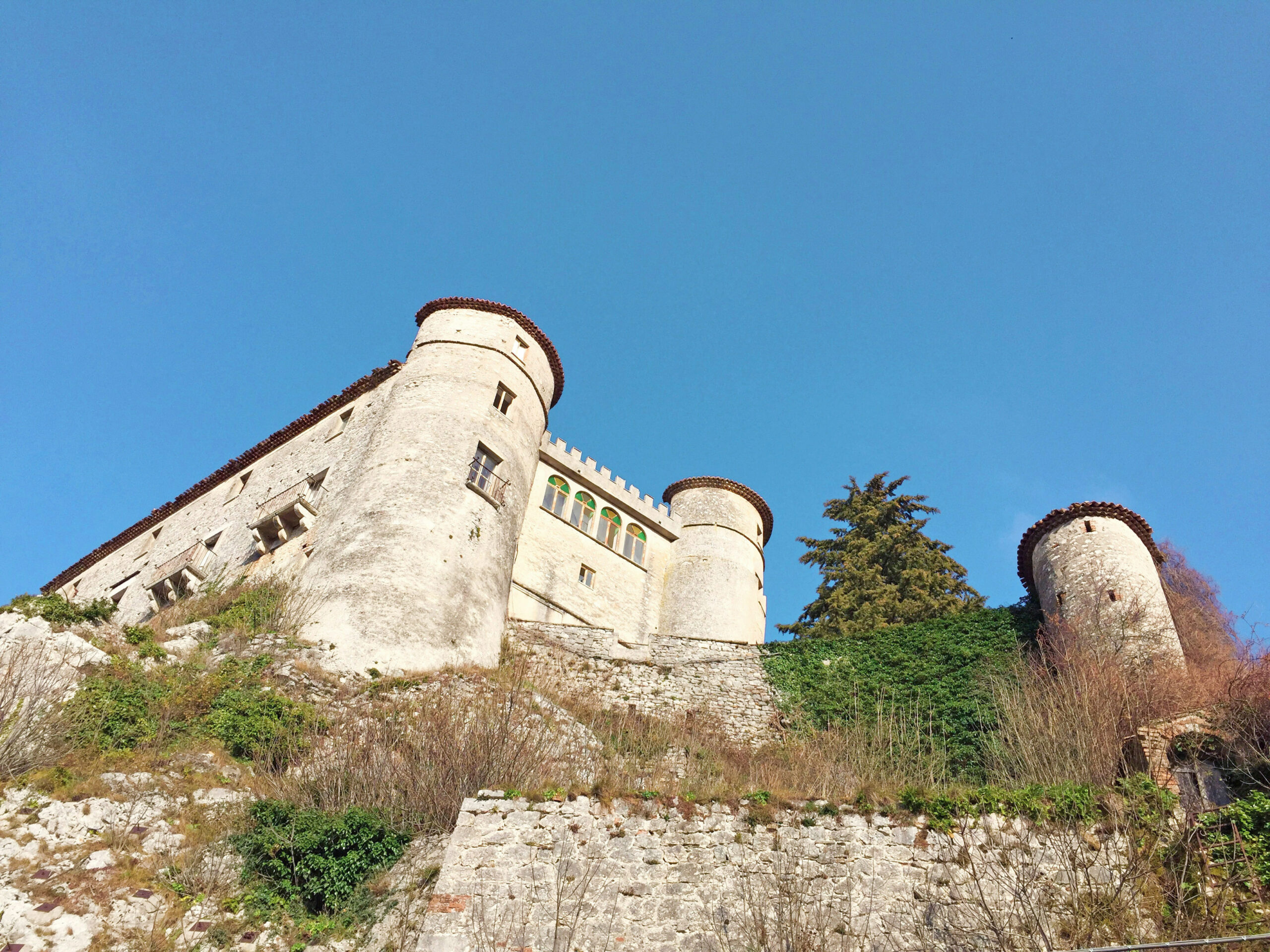 Vista di un antico monastero