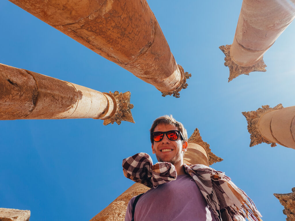 Selfie tra le colonne corinzie del sito romano di Jerash, tappa culturale in Giordania