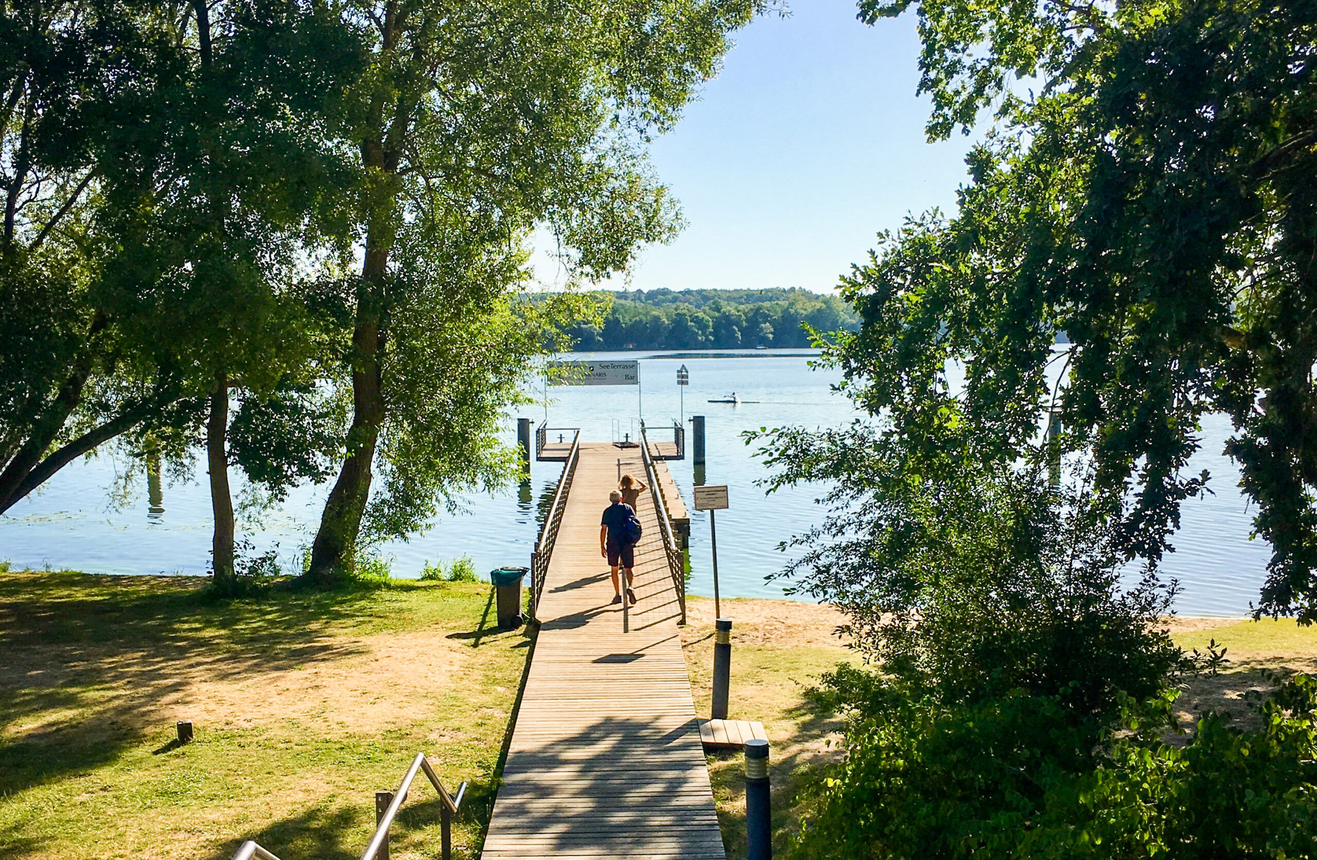 Persona che pedala verso il molo di un lago a Potsdam