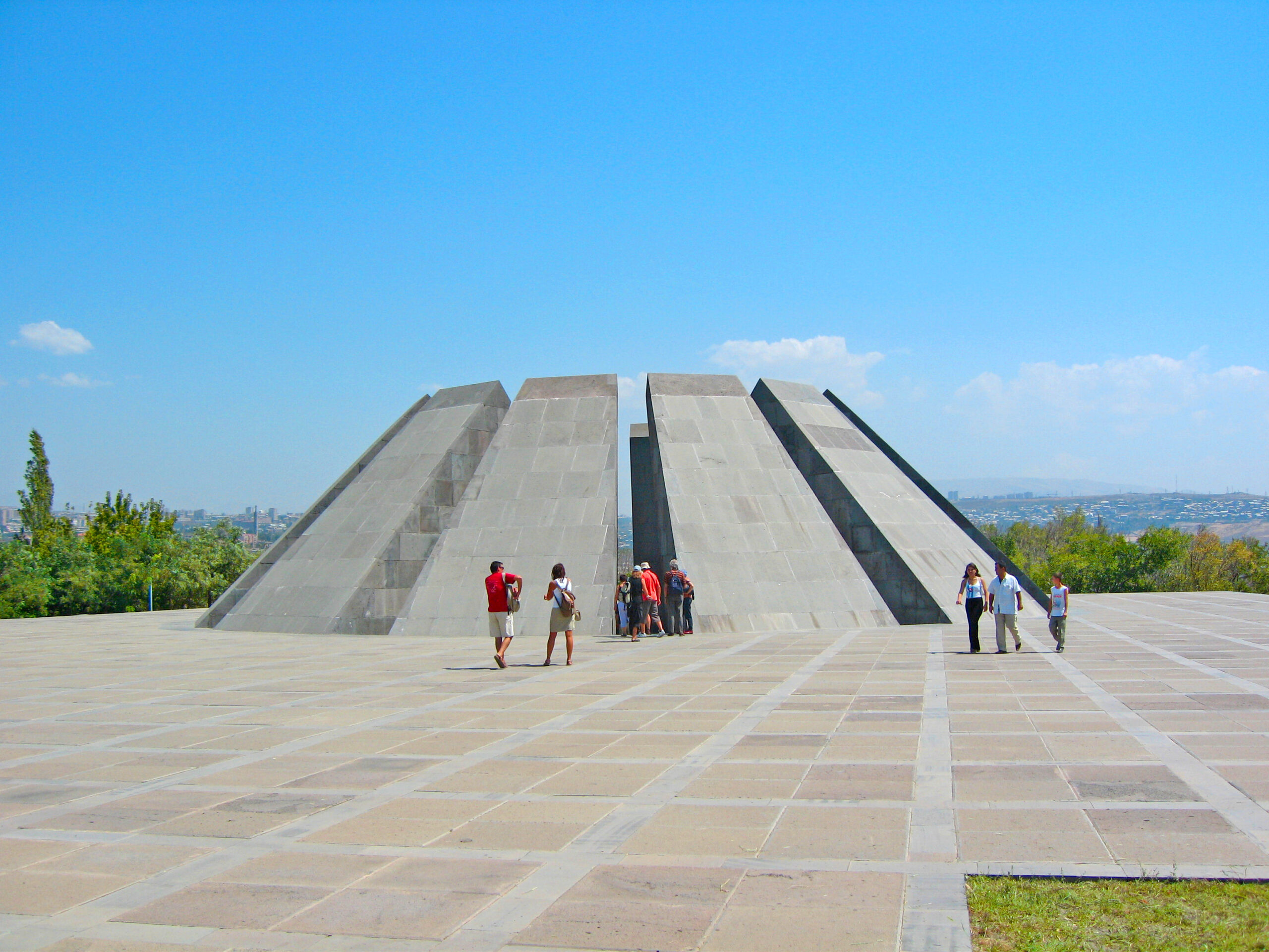 Monumento con lastre di pietra disposte a cerchio a 45 gradi verso l'alto