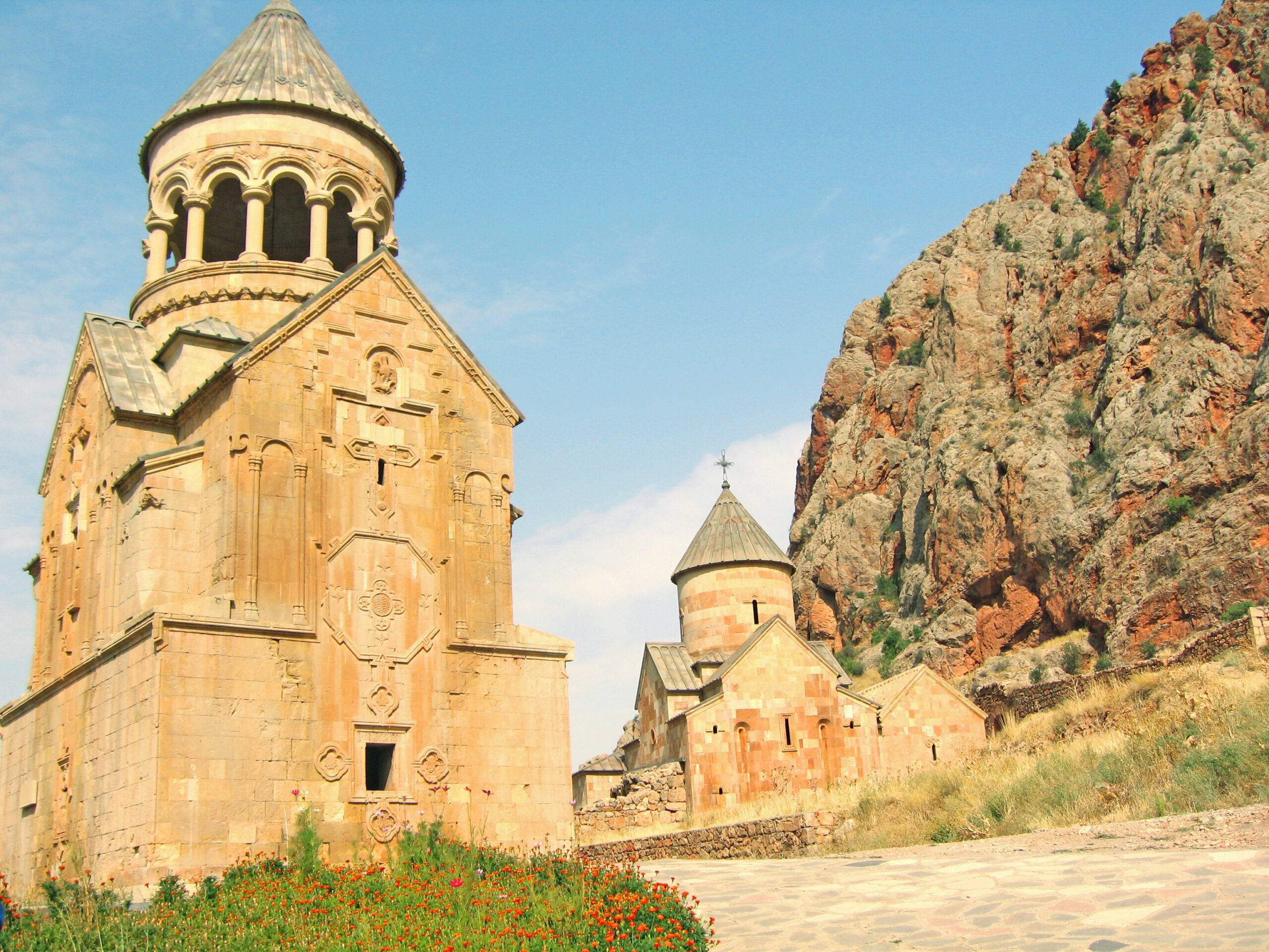 Monastero di Noravank sulla sinistra e chiesetta con campanile a punta sulla destra, vicino ad una montagna rocciosa