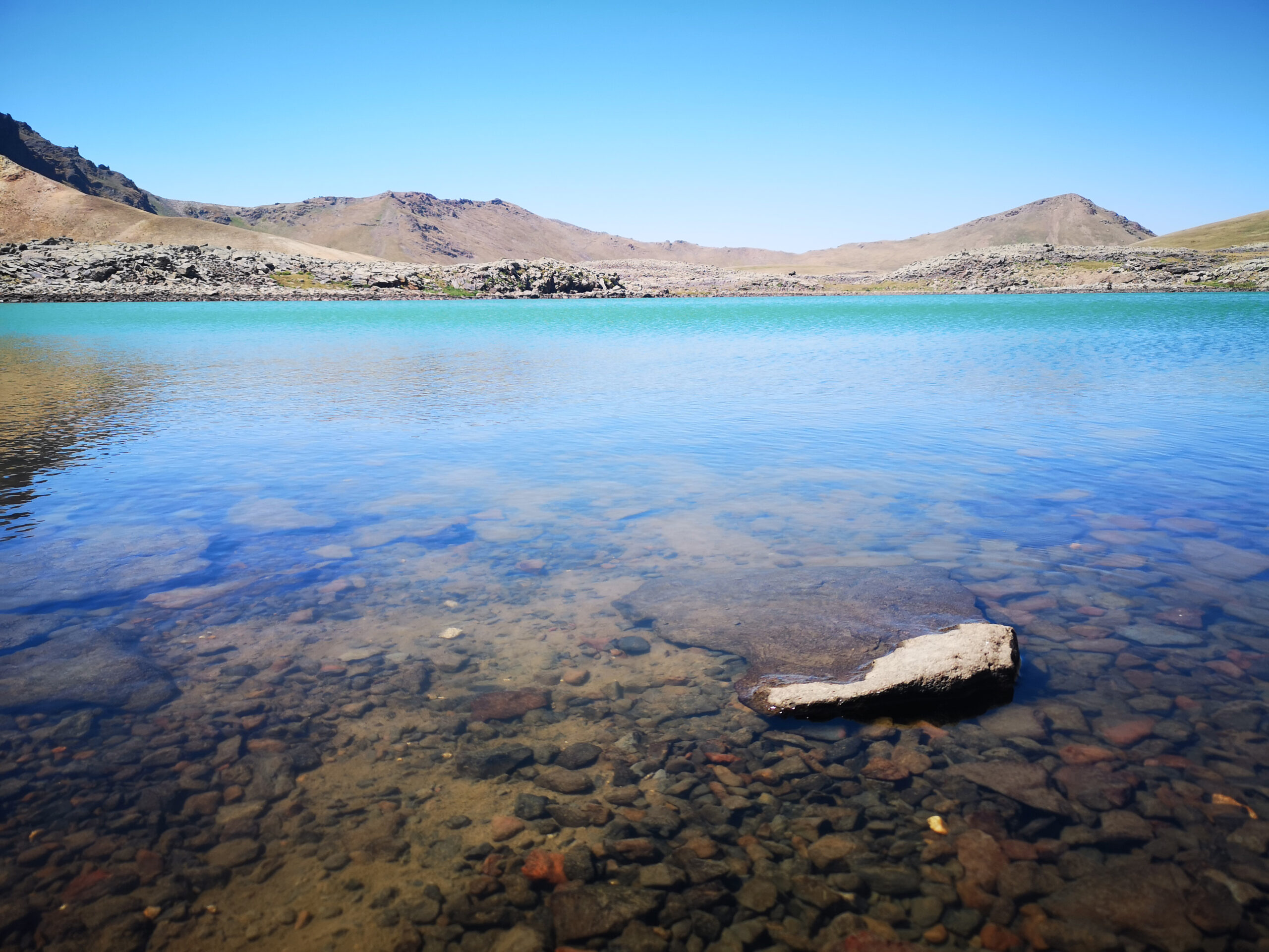 Paesaggio naturale di un lago e montagne basse sullo sfondo