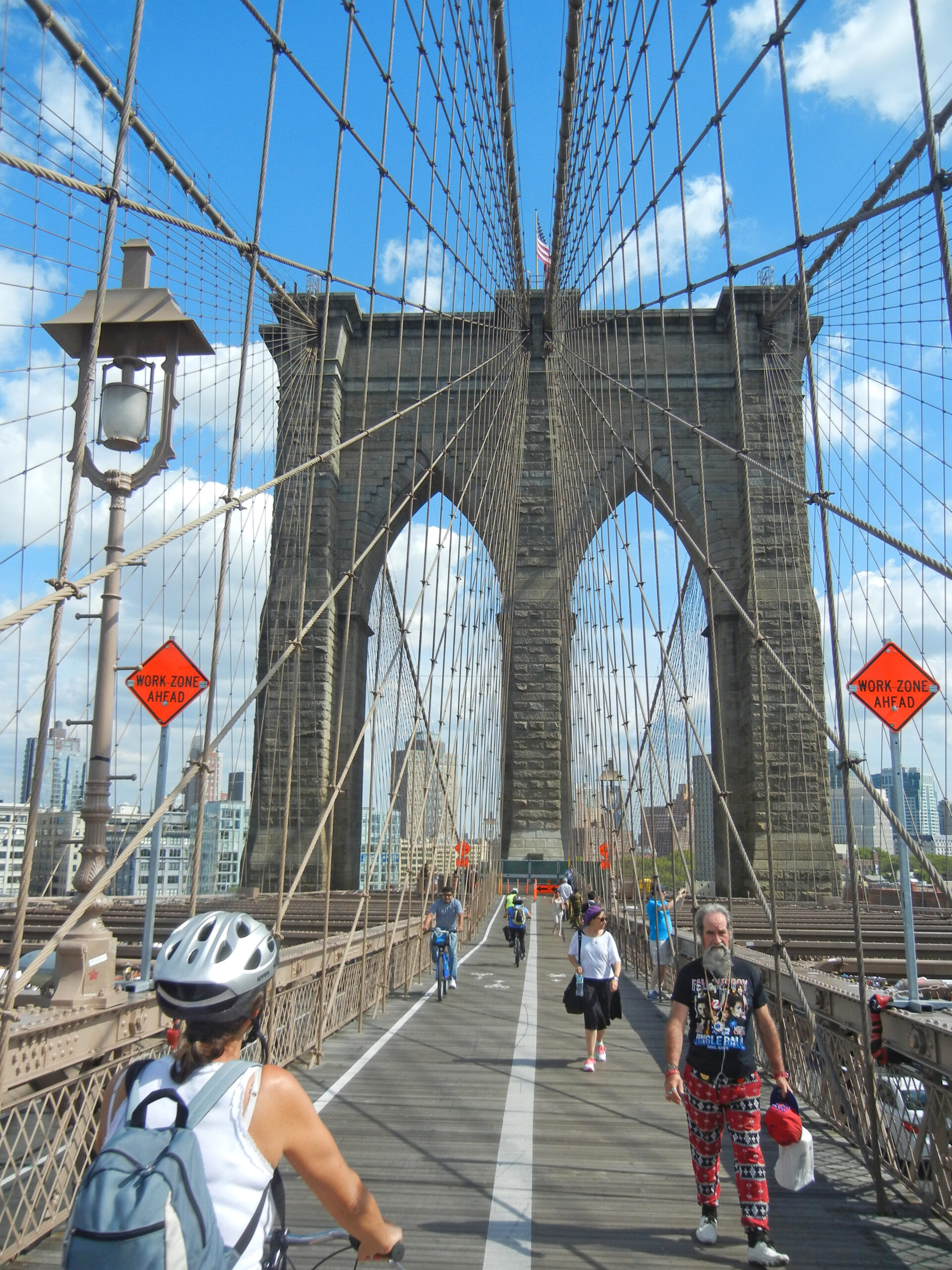 Persone che camminano e pedalano sulla corsia ciclabile sul ponte di Brooklyn 