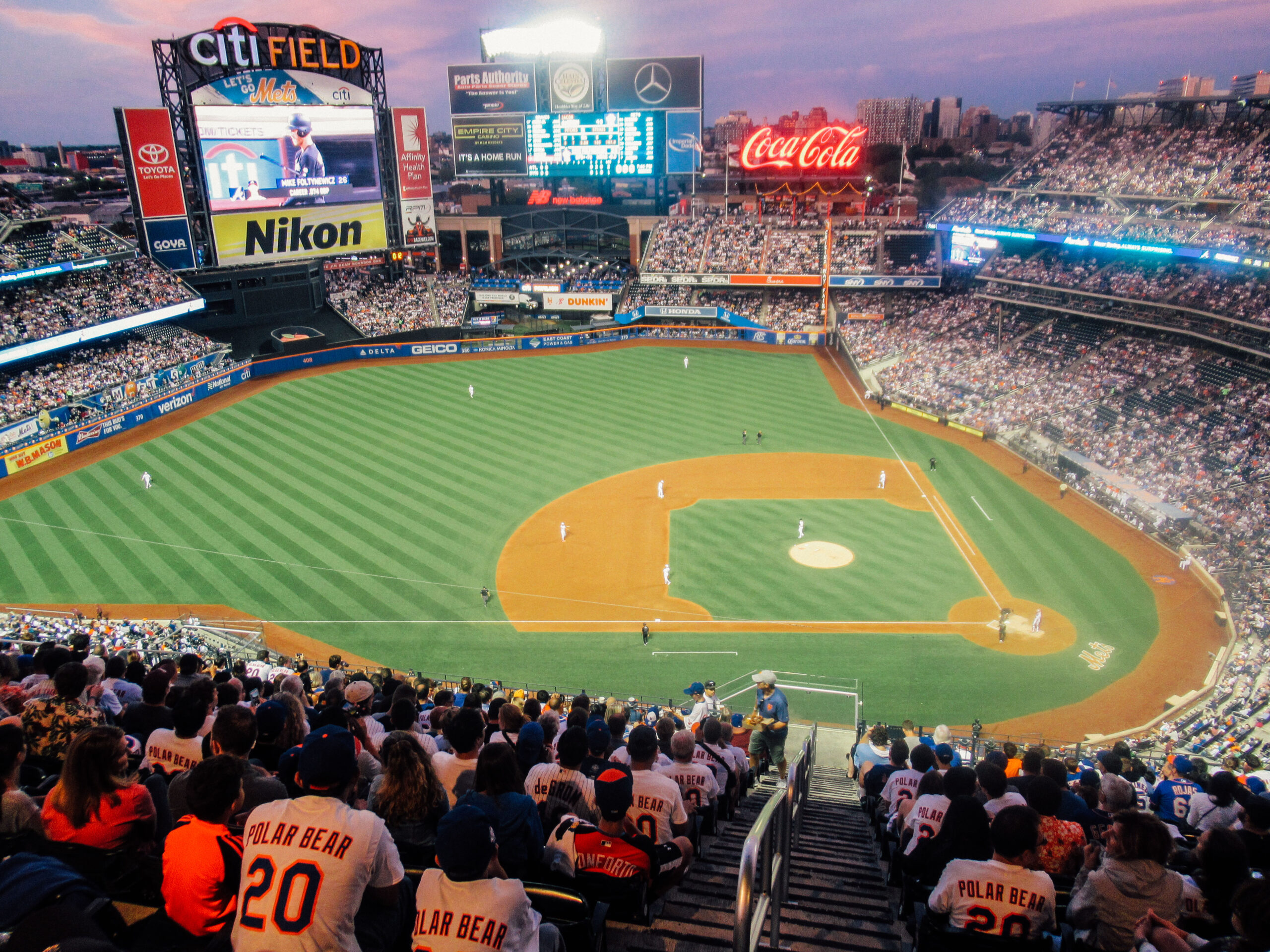 Panorama su un campo di baseball con giocatori e tanti spettatori sulle seduti sulle gradinate