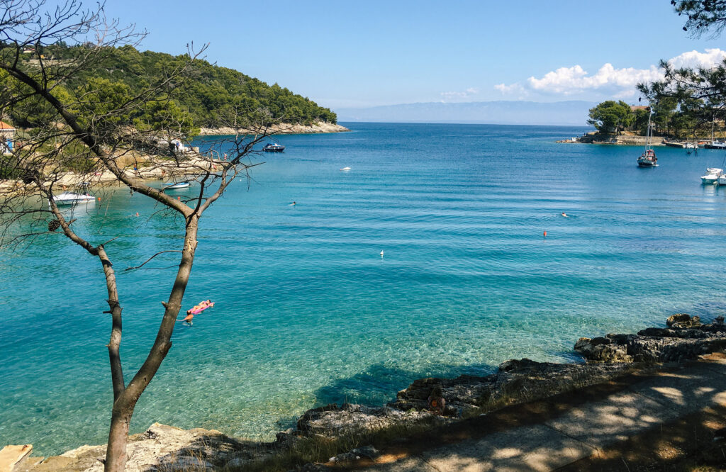 Mare azzurro con natura intorno sull'isola di Lussino in Croazia.