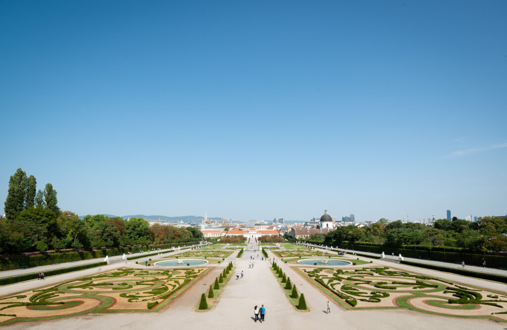 Il Castello di Belvedere con i suoi eleganti giardini, tra giochi d'acqua e lunghi viali di ghiaia bianchissima