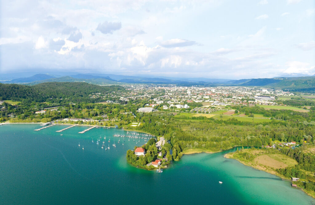 Paesaggio austriaco con tanto verde e un lago