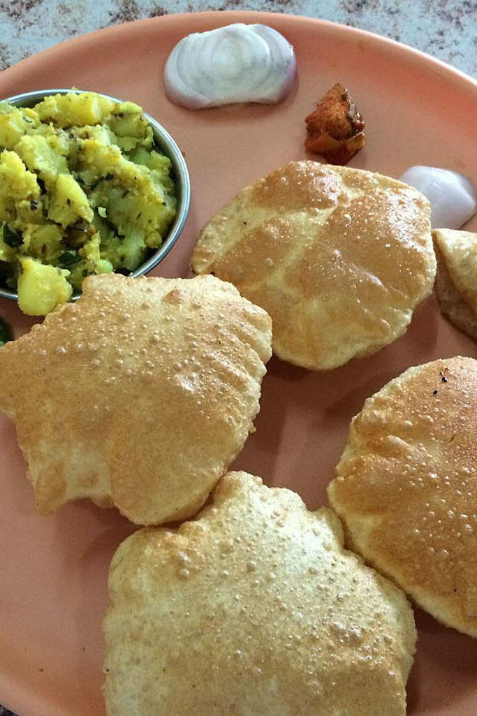 Piatto tipico della Georgia con il puri che è il pane e verdure.