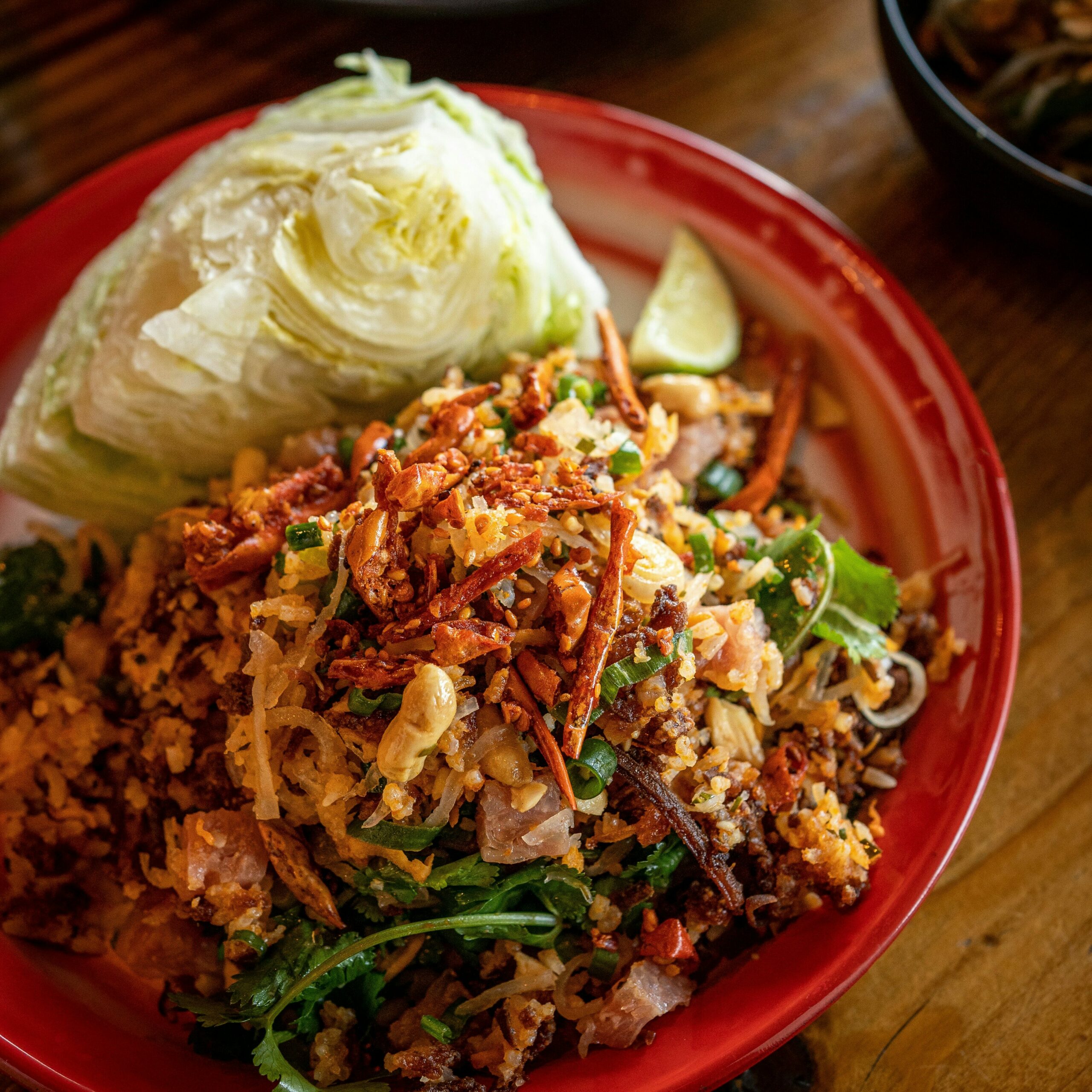 Piatto di laap (larb) laotiano con carne tritata, erbe aromatiche e cavolo fresco – specialità gastronomica del Laos