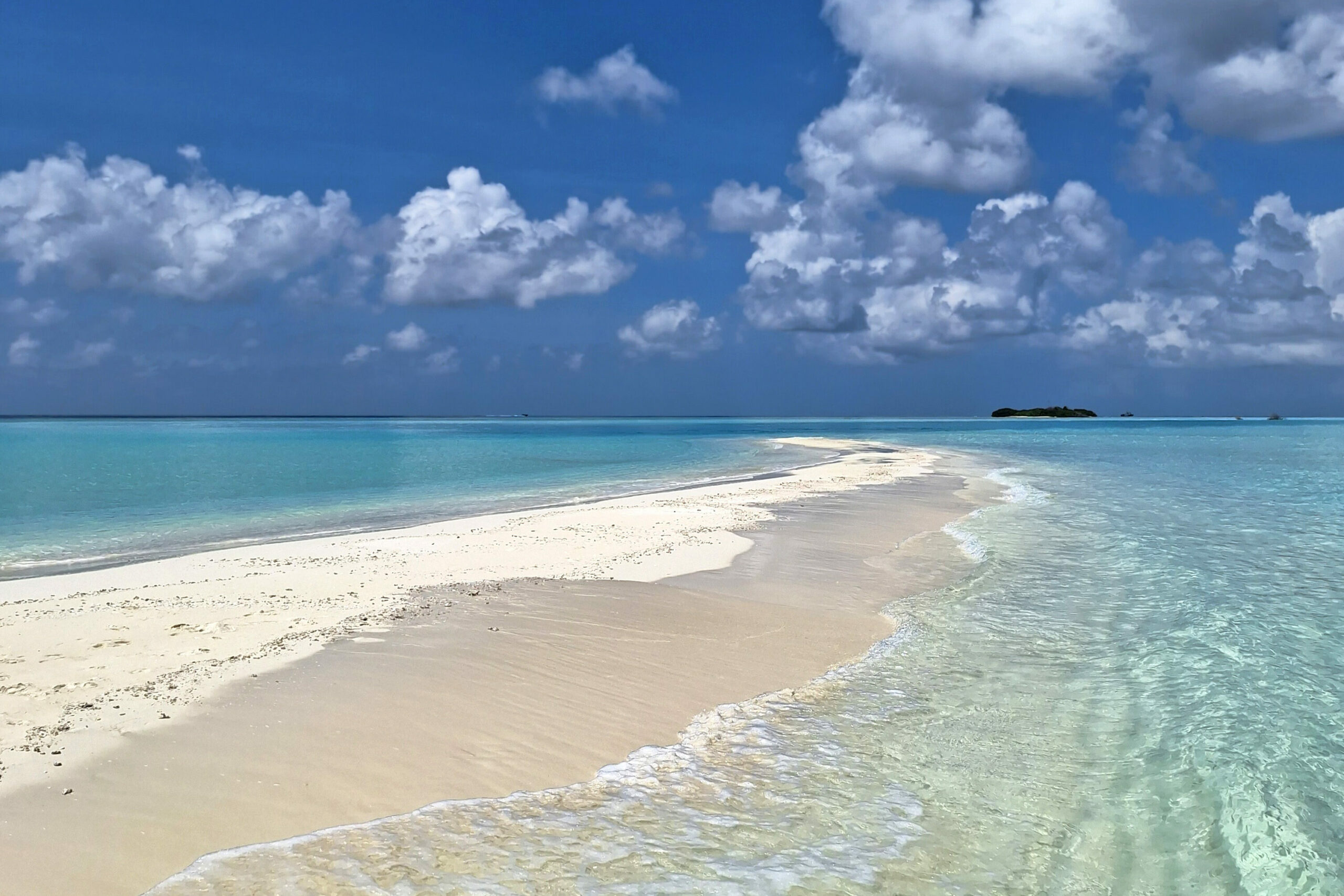 Spiaggia deserta con mare turchese e cielo sereno, Maldive